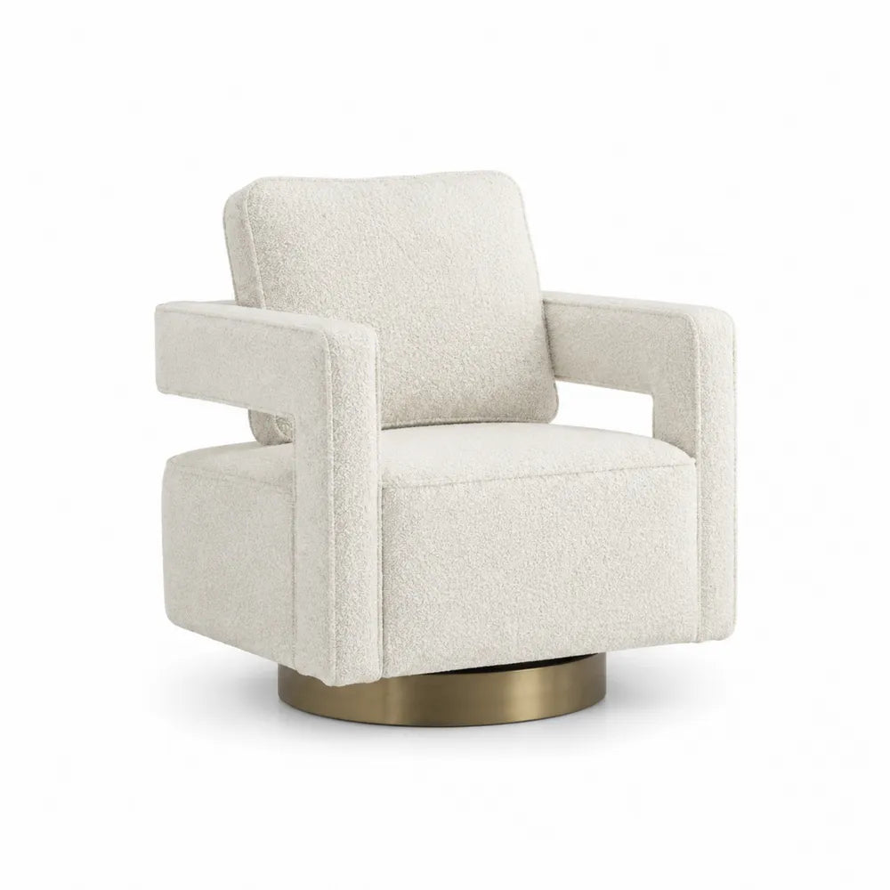 Poltrona imbottita in tessuto bouclé beige con braccioli integrati e base circolare in metallo dorato stile moderno